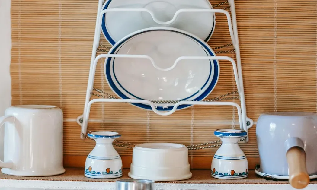 Комбинированное решение — закрытые шкафы для работы и открытые полки для декора