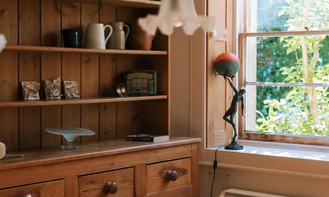 Кухня из экологичных материалов с сертифицированной фурнитурой и энергоэффективной техникой