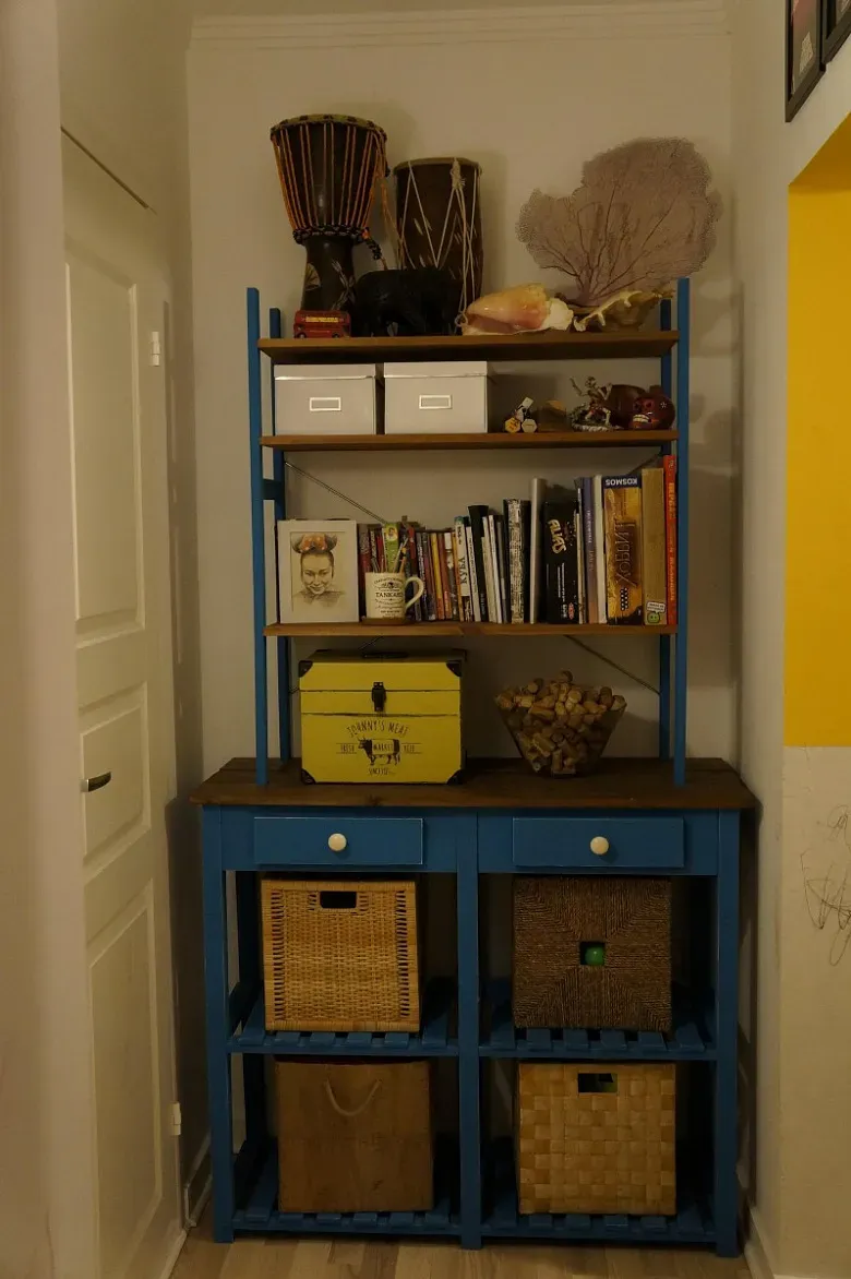 Голубой стеллаж