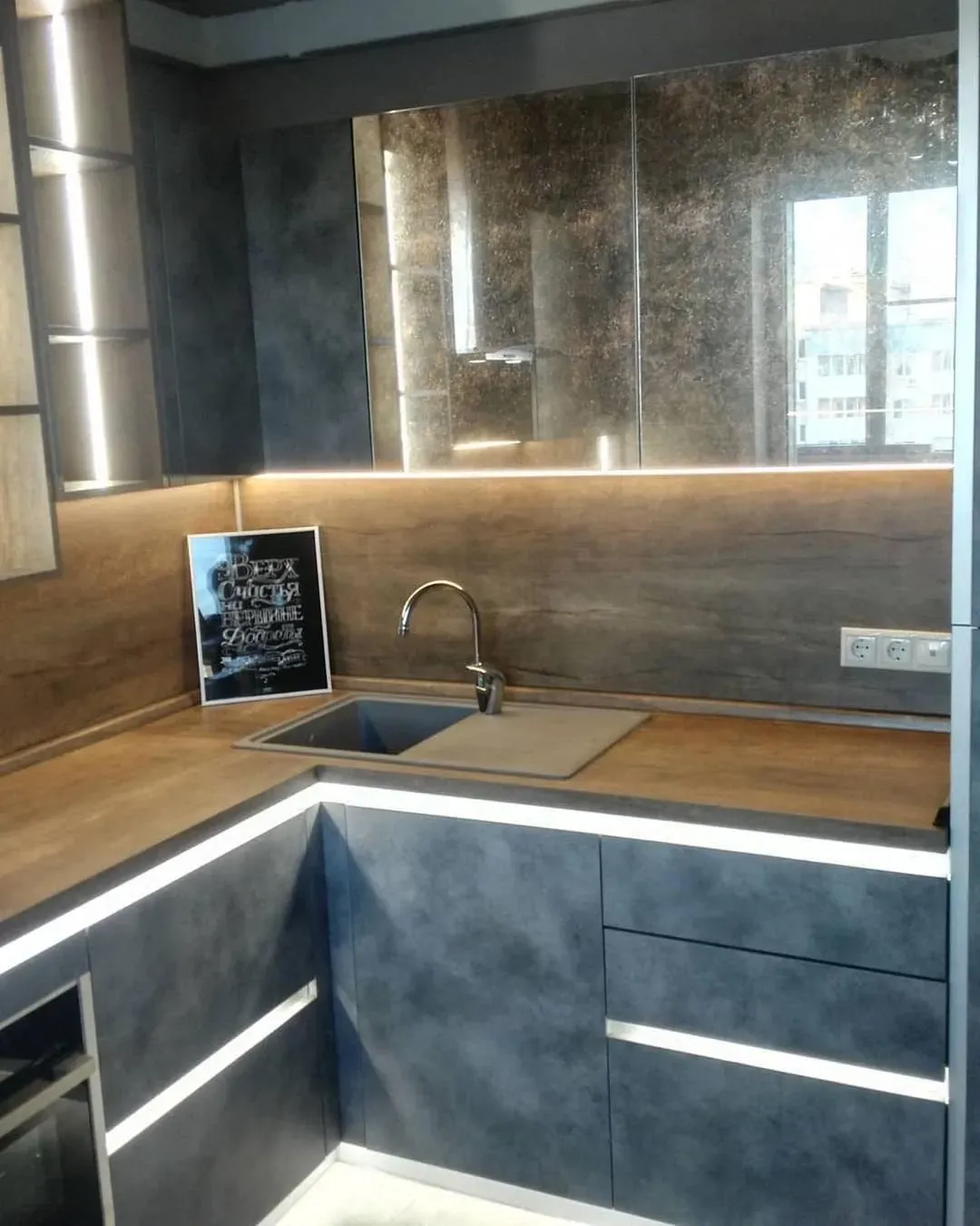 У Вас слишком маленькое помещение под кухню? Она должна быть белой!