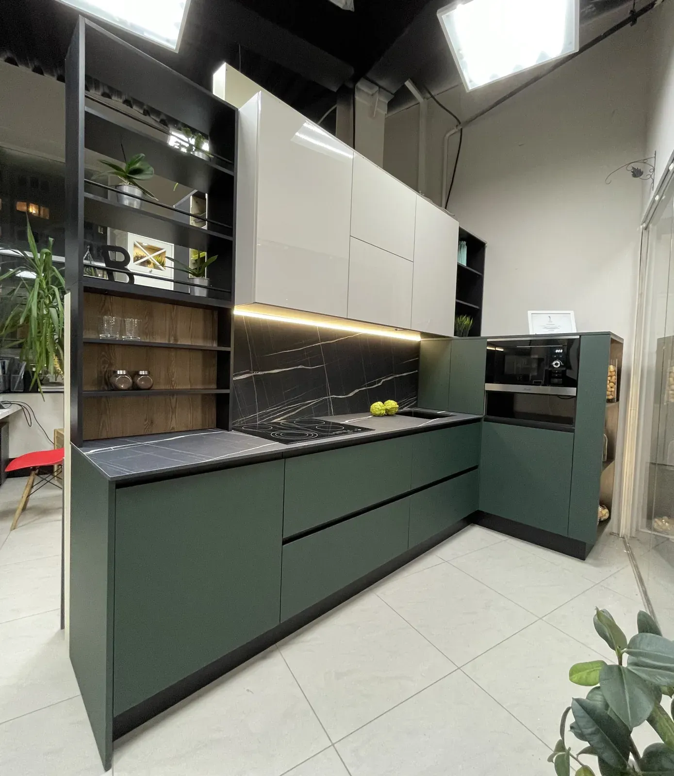 Фото кухни с островом в салоне Simple Кухни