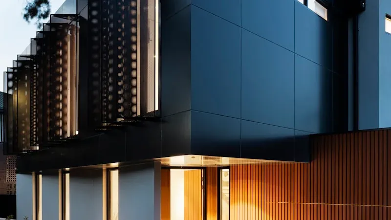 Комбинирование Материалов в Кухонных Фасадах: Руководство по Стильным Сочетаниям