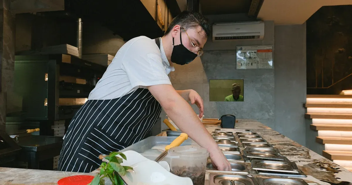 Кухонный гарнитур, размещённый по принципу рабочего треугольника