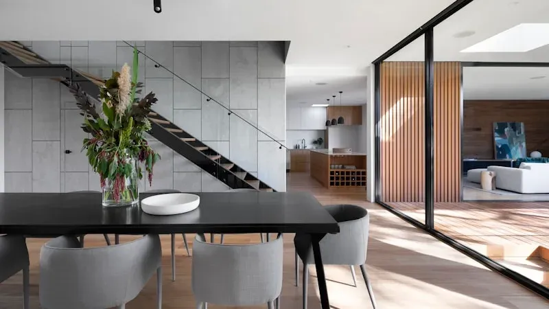 Тёмные фасады: чёрный, серый и тренды в дизайне кухонь