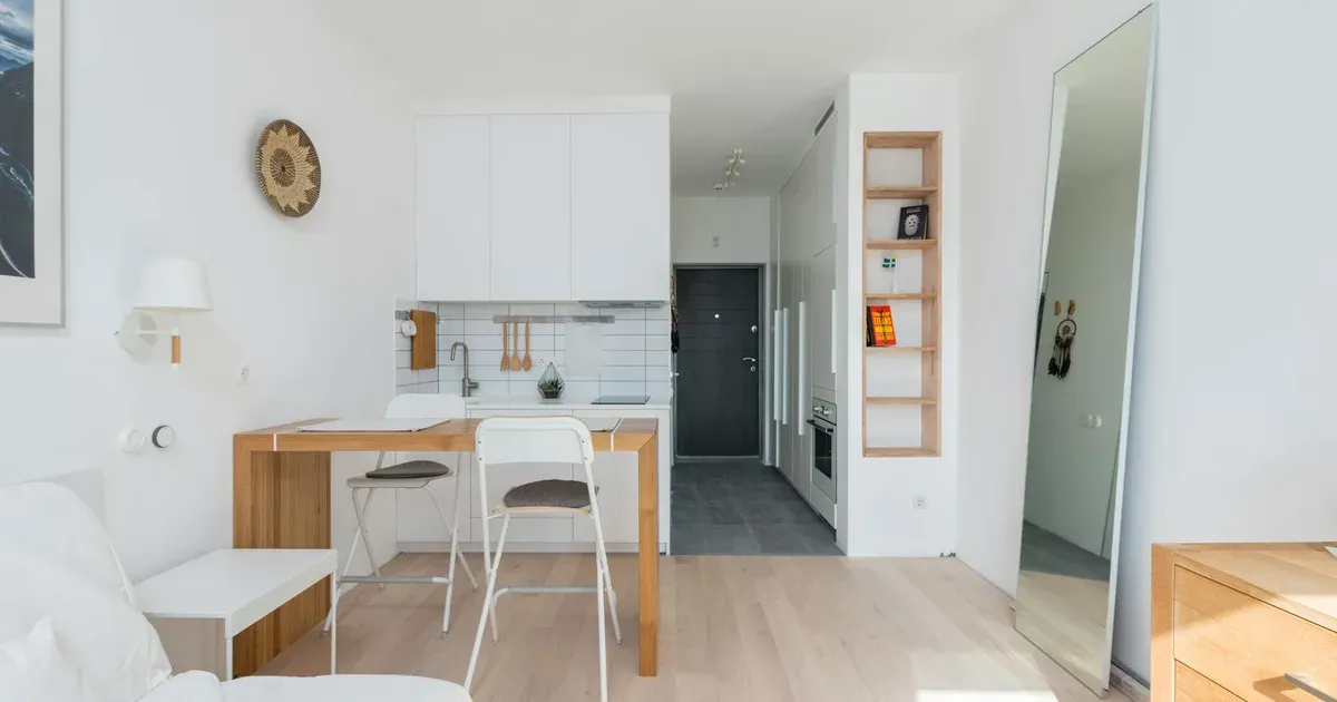 Небольшая кухня с вертикальным хранением и встроенной техникой