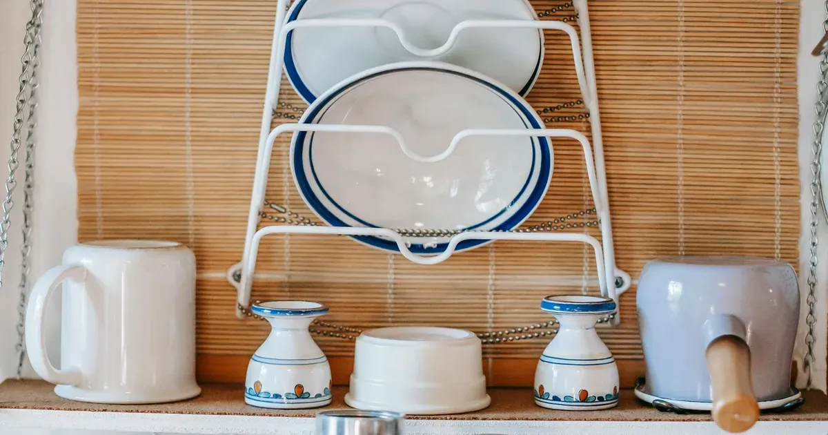 Комбинированное решение — закрытые шкафы для работы и открытые полки для декора