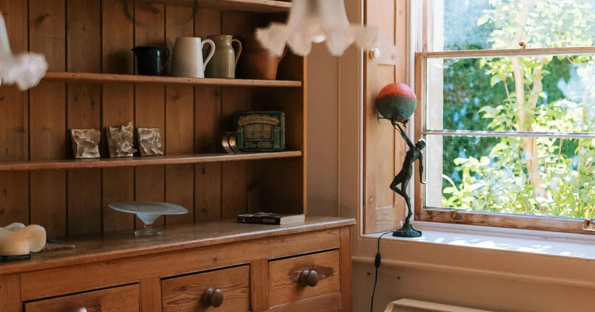 Кухня из экологичных материалов с сертифицированной фурнитурой и энергоэффективной техникой